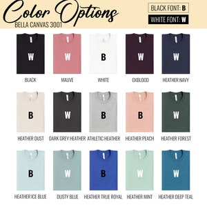Pode incluir: Um gr&aacute;fico que mostra as op&ccedil;&otilde;es de cor das camisetas Bella Canvas 3001. O gr&aacute;fico mostra 15 cores de camisetas diferentes com o texto "BLACK FONT: B" e "WHITE FONT: W" na parte superior. Cada cor tem uma letra "B" ou "W" na camiseta para indicar a cor do texto que ficaria melhor nessa cor de camiseta.