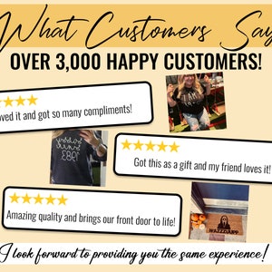 Pu&ograve; includere: Un collage di recensioni dei clienti con valutazioni a cinque stelle e foto di persone che indossano o usano prodotti. Il testo "What Customers Say" e "Over 3,000 Happy Customers!" &egrave; visualizzato nella parte superiore dell'immagine. Le recensioni includono frasi come "Loved it and got so many compliments!" e "Got this as a gift and my friend loves it!"