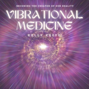 Puede incluir: Diseño de portada de libro con una combinación de colores púrpura y blanco. El título "VIBRATIONAL MEDICINE" está en letras blancas grandes y estilizadas. El nombre del autor, KELLY KEEFE, está debajo. El fondo presenta una luz brillante que emana del centro.