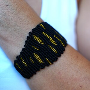 Schwarzes und goldenes Makramee-Armband | Breites Statement-Armband im Ethno-Stil | Gewebtes, geometrisches Boho-Armband | Metallfreies, handgefertigtes Geschenk für Sie