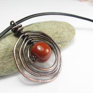 Gehämmert Spirale Anhänger, Roter Stein, Handgemachter Creolen Anhänger, Boho Kupfer Halskette für Frauen, Geburtstagsgeschenk für sie
