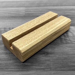 Puede incluir: Un soporte de madera con una ranura en el medio, perfecto para exhibir tarjetas de visita o art&iacute;culos peque&ntilde;os.