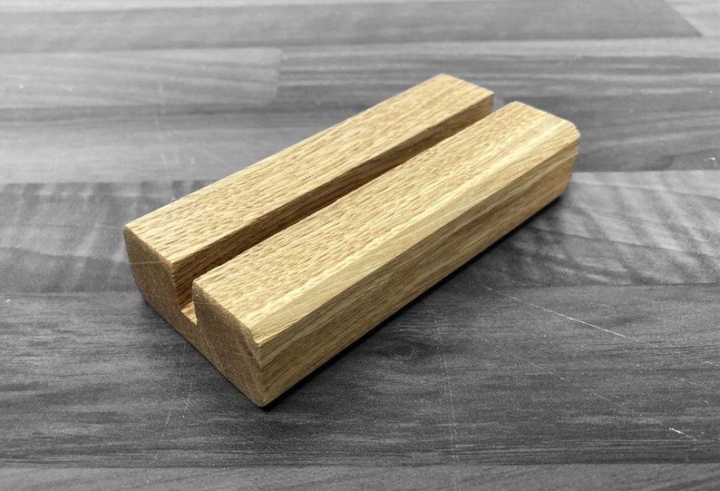 Puede incluir: Un soporte de madera con una ranura en el medio, perfecto para exhibir tarjetas de visita o art&iacute;culos peque&ntilde;os.