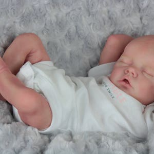 REBORN PERSONALIZADO ~ Elige entre la muñeca prematura Bonnie Brown Twin A o Twin B.