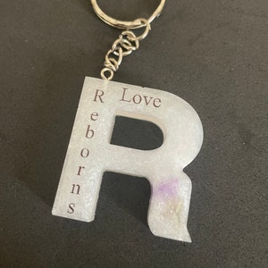 Hermoso llavero con letra de colección de muñeca Reborn hecho a mano. Regalo personalizado. Cualquier letra