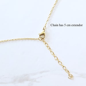 Op de afbeelding: Een gouden ketting met een karabijn sluiting en een verlengstuk van 5 cm. De ketting is gemaakt van kleine, met elkaar verbonden cirkels.