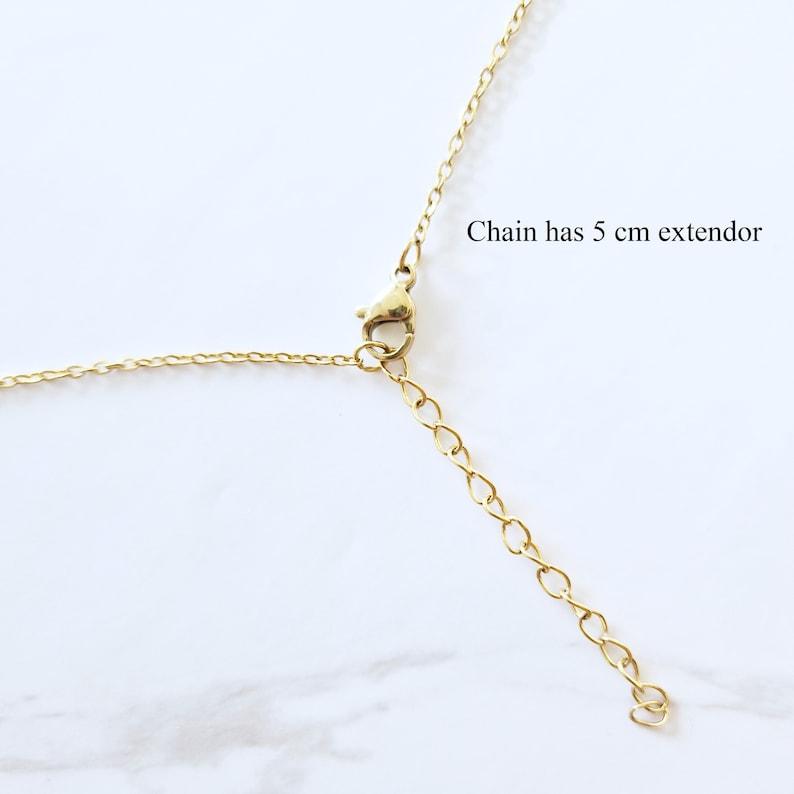 Op de afbeelding: Een gouden ketting met een karabijn sluiting en een verlengstuk van 5 cm. De ketting is gemaakt van kleine, met elkaar verbonden cirkels.