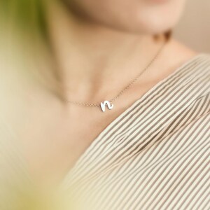 Collar con inicial, collar con letras, collar de oro, collar con nombre personalizado, regalos para esposas, regalos para mamás, regalo de mamás, regalo de cumpleaños para ella