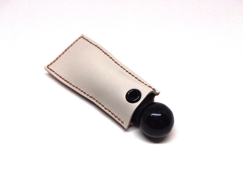 One of a kind! The Camel a vertical leather keychain pouch for your knuckle roller with laser engraving option