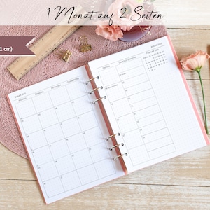 Könnte beinhalten: Ein rosa A5 (14,8 x 21 cm) Planer mit einer Monatsansicht für Januar 2022 und einer Wochenansicht für Februar 2022. Der Planer hat eine Ringbindung und ein gepunktetes Rasterlayout.