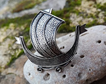 Spilla Drakkar vichinga in ottone argentato, spilla per barche della nave della Normandia, grande spilla per barche fenicie in stile Art Nouveau, spilla marina