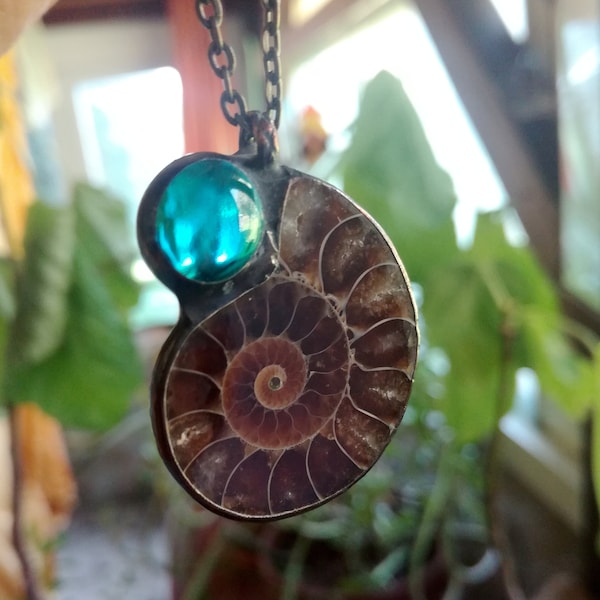 Pendentif Ammonite Fossile et Cabochon Verre Bleu, Collier Spirale, Chaîne Laiton, Pendentif Fossile, Tiffany Pièce unique