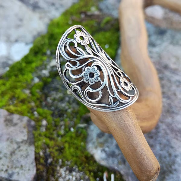 Bague Petit Bouquet de Fleurs Filigrane Médaillon Rétro Art Nouveau, Laiton Argenté et Anneau Argent Massif, Médiéval Steampunk Dentelle