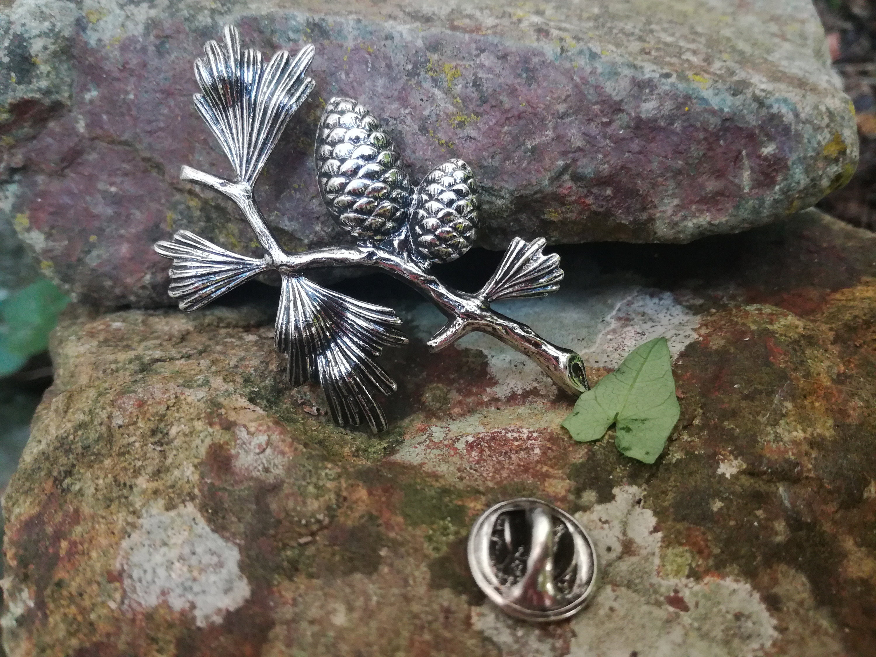 枝に松ぼっくりのピンブローチ、銀メッキ真鍮、森の自然のブローチ、秋