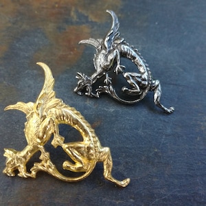 Fantasy-Drachen-Griffon-Brosche, versilbertes oder feinvergoldetes Messing, Retro-Jugendstil-Fantasiewesen, mittelalterliche Bestiarium-Brosche
