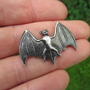 Broche de alfiler de murciélago, latón plateado, broche de Drácula vampiro art nouveau victoriano, accesorio de Halloween, murciélago gótico