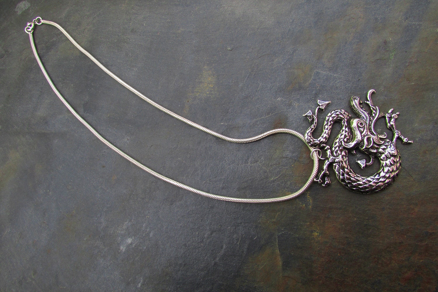 Collier Pendentif Dragon Feuille - Couleur Argent - Style Asiatique - Occasion Bon état