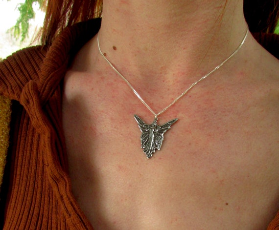 Pendentif Fée Elfe Avec Papillon En Relief - Collier Argenté Style Fantaisie Pour Femme