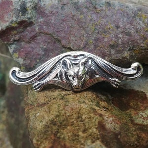 Broche de alfiler de murciélago, latón plateado, broche vampiro Drácula, accesorio de Halloween, joyería de murciélago de plata