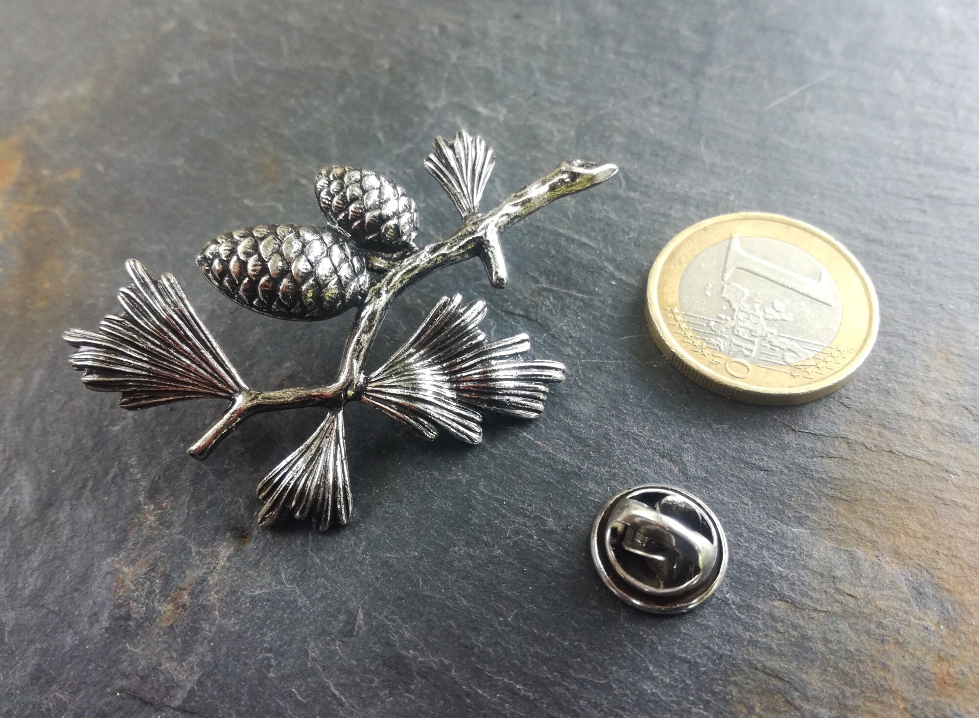 枝に松ぼっくりのピンブローチ、銀メッキ真鍮、森の自然のブローチ、秋