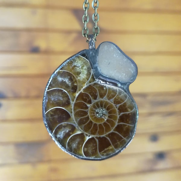 Pendentif Ammonite Fossile, Morceau de verre poli, Ammonite Sertie, Chaine Laiton, Collier Préhistorique, Collier Fossile