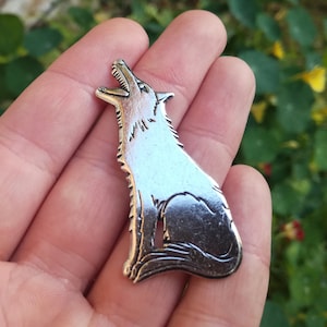 Big Wolf Lapel Pin Brooch, Silver plated brass, Large howing Wolf, Silver Indian Wolf