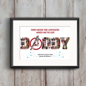 Puede incluir: Una impresión enmarcada con un collage de fotos que forman la palabra "DADDY" con un logotipo de los Vengadores rojo y blanco en el centro. El texto "WHO NEEDS THE AVENGERS WHEN WE'VE GOT" está por encima del collage y "with lot's of love from James & Dylon x" está por debajo del collage.