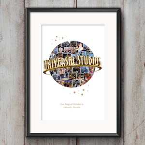 Puede incluir: Un collage de fotos enmarcado de unas vacaciones familiares a Universal Studios en Orlando, Florida. El collage tiene la forma del logotipo de Universal Studios, con las palabras "Universal Studios" en letras doradas. El collage de fotos está rodeado de estrellas doradas.