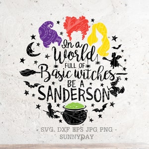 Könnte beinhalten: Ein schwarz-weißes Grafikdesign mit dem Text "In a world full of basic witches be a Sanderson". Das Design zeigt drei Hexen, einen Kessel, Fledermäuse, Sterne und einen Halbmond.