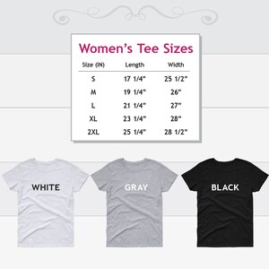以下が含まれることがあります： インチで測定されたレディースTシャツのサイズチャート。チャートには、サイズS、M、L、XL、2XLのシャツのサイズ、長さ、幅が示されています。チャートの下には、白、グレー、黒の3つのTシャツが表示されています。