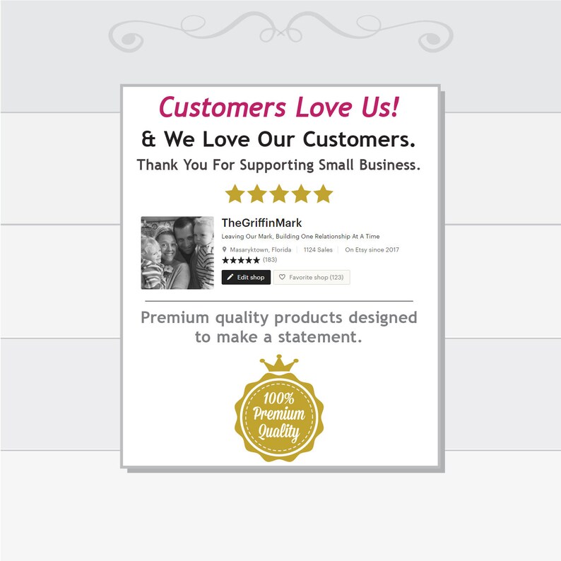 以下が含まれることがあります： 「Customers Love Us! & We Love Our Customers. Thank You For Supporting Small Business.」というテキストと、その下に5つの金色の星が並んだグラフィック。TheGriffinMarkはショップの名前で、その下に「Leaving Our Mark, Building One Relationship At A Time」というテキストがあります。このショップは1124件の販売実績があり、2017年からEtsyに出店しています。「Premium quality products designed to make a statement.」というテキストはショップ情報のすぐ下にあります。その下に、王冠がついた金色のシールがあり、「100% Premium Quality」というテキストが書かれています。