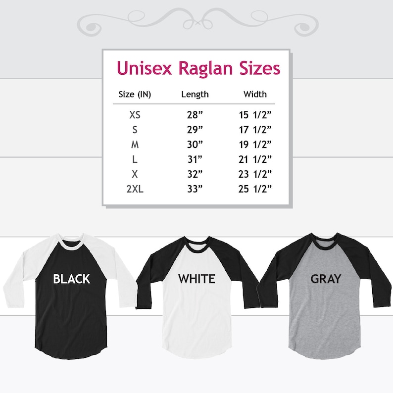 Puede incluir: Tabla de tallas de camiseta raglan unisex con medidas en pulgadas. La tabla muestra la longitud y el ancho de la camiseta en las tallas XS, S, M, L, XL y 2XL. La imagen tambi&eacute;n muestra tres camisetas en negro, blanco y gris.