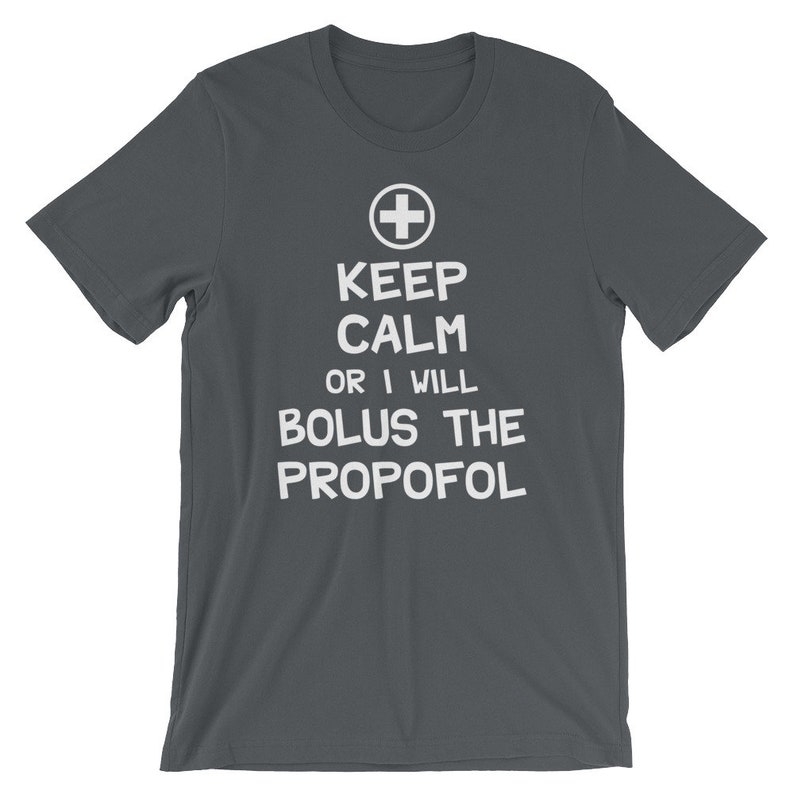 Puede incluir: Camiseta gris oscuro con texto blanco que dice "Keep Calm or I Will Bolus the Propofol" y un s&iacute;mbolo de cruz m&eacute;dica blanca.