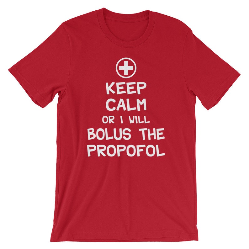 Puede incluir: Camiseta roja con texto blanco que dice "Keep Calm or I Will Bolus the Propofol". Un signo m&aacute;s rojo est&aacute; por encima del texto.