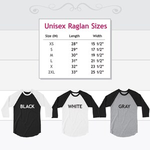 Puede incluir: Tabla de tallas de camiseta raglan unisex con medidas en pulgadas. La tabla muestra la longitud y el ancho de la camiseta en las tallas XS, S, M, L, XL y 2XL. La imagen tambi&eacute;n muestra tres camisetas en negro, blanco y gris.
