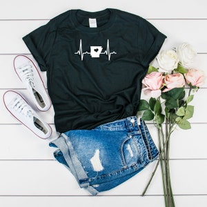 Arkansas State Heartbeat T-Shirt, I Love My Home Arkansas State Map Shirt, My Heart Belongs to Arkansas, Born and Raised in Arkansas Geschenk