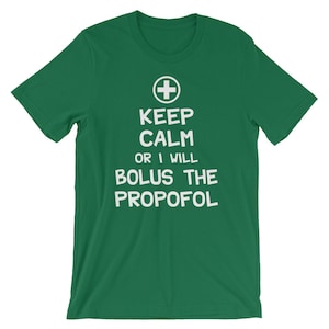 Puede incluir: Camiseta verde con texto blanco que dice "Keep Calm or I Will Bolus the Propofol". Un signo m&aacute;s blanco est&aacute; por encima del texto.