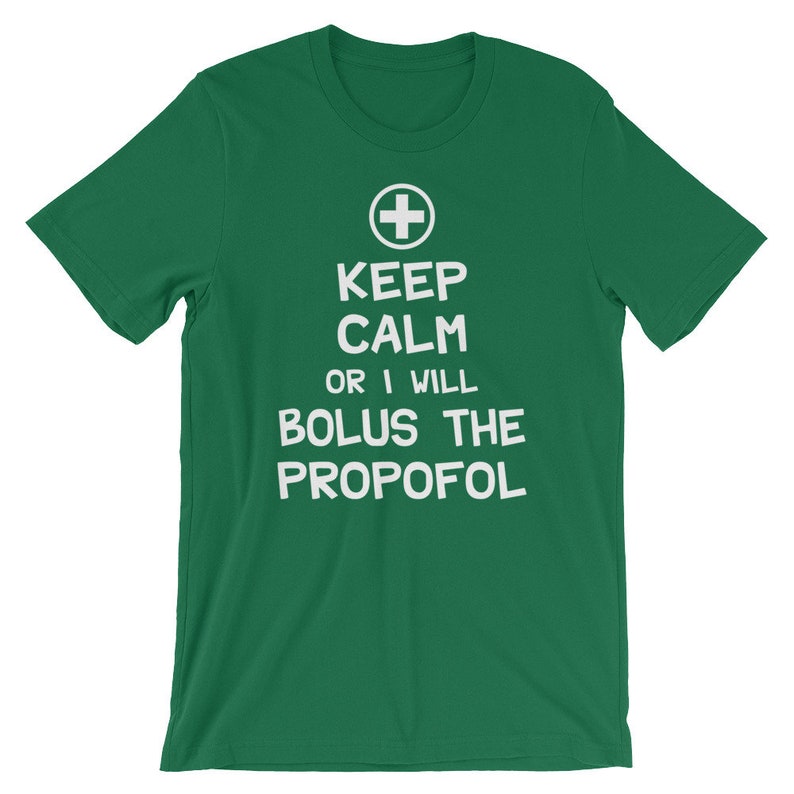 Puede incluir: Camiseta verde con texto blanco que dice "Keep Calm or I Will Bolus the Propofol". Un signo m&aacute;s blanco est&aacute; por encima del texto.