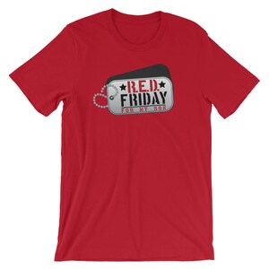 Może przedstawiać: Czerwona koszulka z srebrnym identyfikatorem, na którym widnieje napis "R.E.D. FRIDAY FOR MY SON" czarnymi literami.