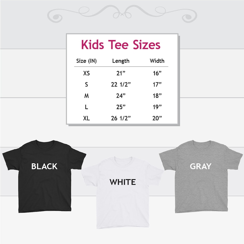 以下が含まれることがあります： インチで測定された子供用Tシャツのサイズチャート。チャートには、XS、S、M、L、XLのサイズと、対応する長さ、幅の測定値が表示されています。黒、白、グレーの3つのTシャツが表示されています。