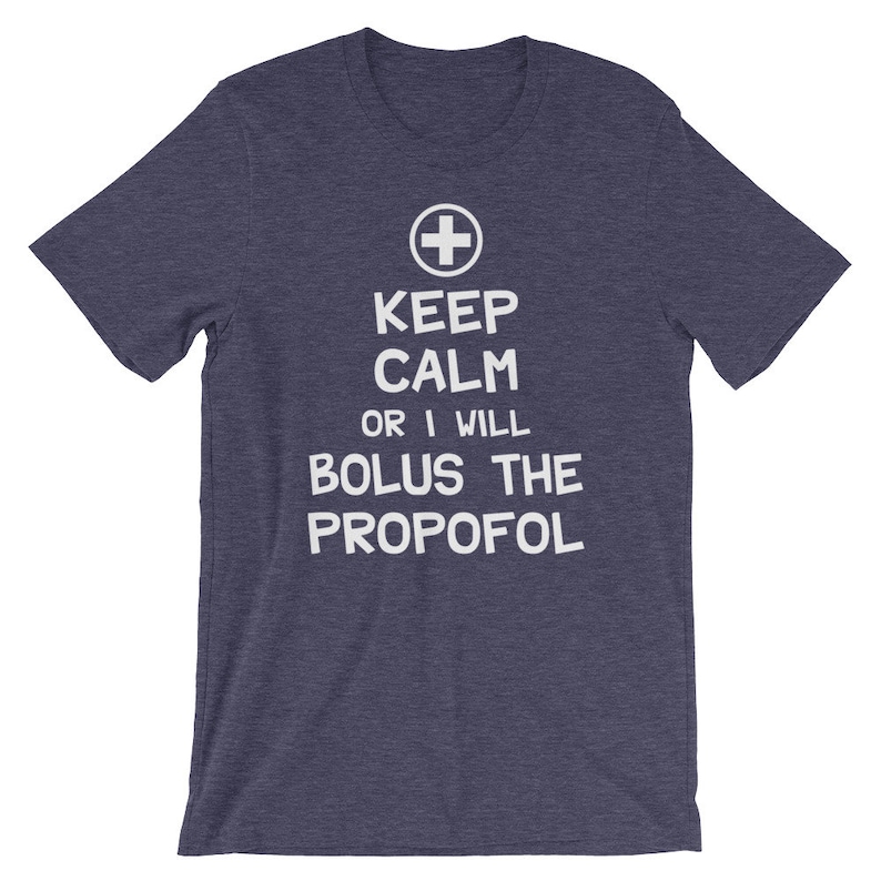 Puede incluir: Una camiseta azul marino con texto blanco que dice "Keep Calm or I Will Bolus the Propofol" y un signo m&aacute;s blanco sobre el texto.