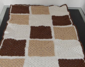 couverture lit bébé ou plaid fait au crochet par mes soins taille 100x60 doublée en polaire blanc