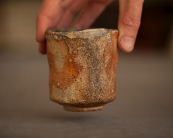 Handgeformter Yunomi-Becher: Holzbefeuerter Anagama-Ofen Chawan (200 ml)