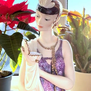 1987 Giuseppe Armani Figurine Lady with Compact 12.5ins Tall