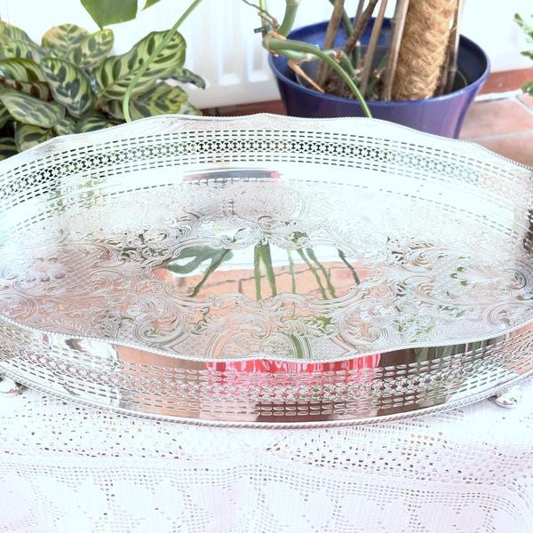 Bandeja grande vintage plateada con galería, bandeja para bebidas o cócteles, diseño cincelado ornamentado, patas de pan, bandeja para servir