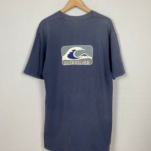 Vintage 90er Jahre Quiksilver Surf Surfen Strand Grafik 1990er Jahre Quiksilver Surfen Surfbrett Tshirt Größe M