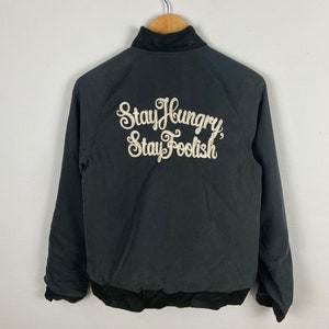 Chaqueta bomber japonesa Moussy, talla mediana. Chaqueta bomber cortavientos unisex negra &quot;Stay Harmony Stay Foolish&quot;.