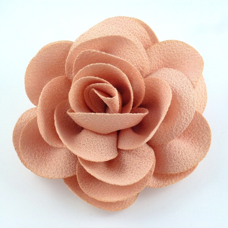 Broche fleur ou pince fleur camelia grande taille diamètre 9cm Saumon