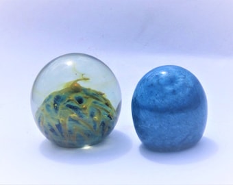 Zwei maltesische Briefbeschwerer, Mdina (nicht markiert) und Mtarfa (beschriftet), 7cm und 6 cm hoch