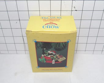 VTG 1994 Enesco Kitten Chow "The Latest Mews From Home" Christmas Ornament (bx1)